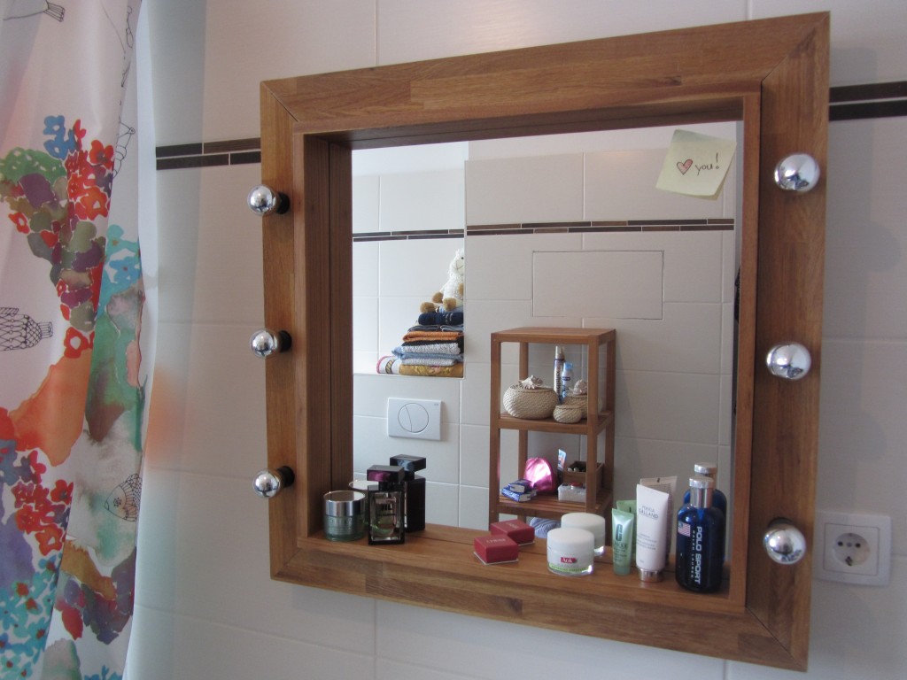 konzept badezimmer: Badezimmerspiegel Holzrahmen