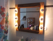 Badezimmer-Spiegel mit Holzrahmen und Theaterlampen