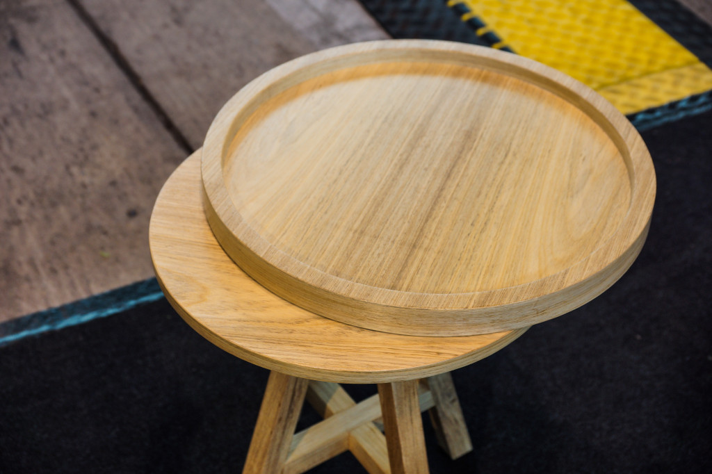 Dieser kleine Designer-Holztisch verfügt über ein anbnehmbares Tablett, das sich umgekehrt aufgesetzt prima drehen lässt