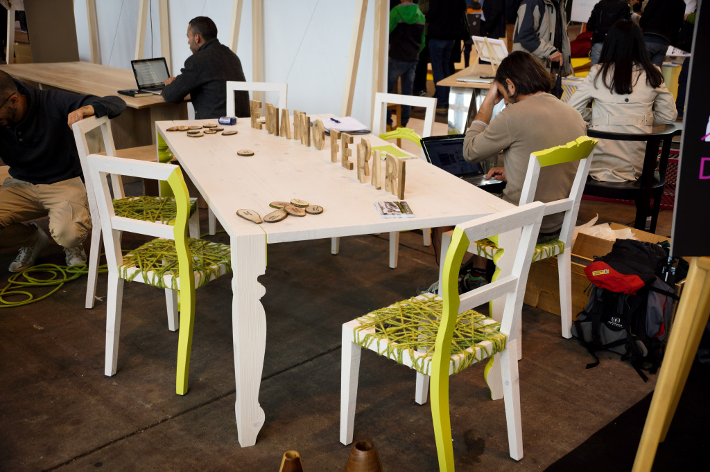 Tisch und Stühle mit aus Wolle gespannter Sitzfläche aus der Werkstatt von Ermanno Ferrari, Italien